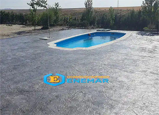 Obra de hormigón impreso en Toledo alrededor de la piscina