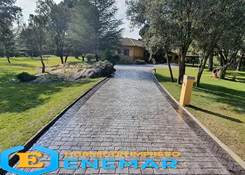 Hormigón impreso entrada garaje, moldes adoquín rustico