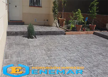 Patio hormigón impreso, moldes piedra de sillería