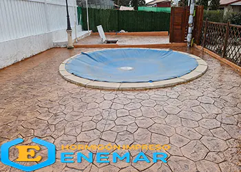 Piscina con hormigón impreso, moldes piedra irregular